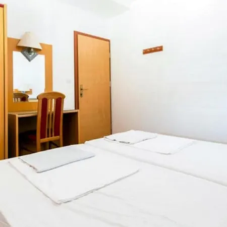 Klis - Three-bedroom With Terrace Apartment Mlini