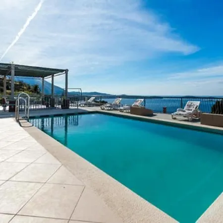Apartment Klis - Three-bedroom With Terrace Mlini